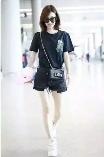 王丽坤也太瘦了，穿短裤中间空出一条缝，网友:站直也合不拢