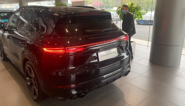  车轮：248万元买到全新卡宴turbo，提车时车主：22寸车轮美的出乎预料