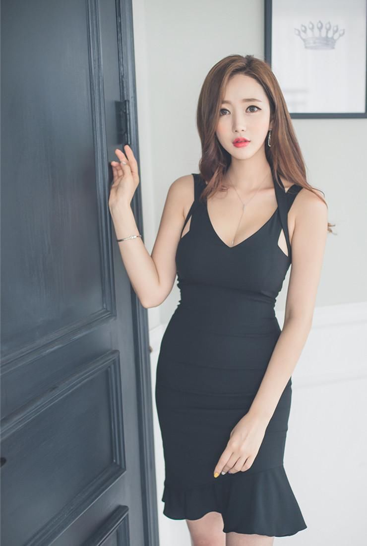 韩国大胸美女李妍静穿紧身连衣裙，性感又妩媚拍大尺度高清写真！