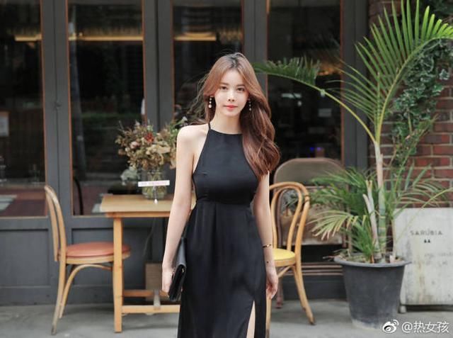 街拍：小姐姐挂脖紧身衣出街，秀美背凉爽又大方