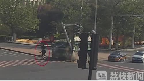 『事故』惊险!渣土车冲向安全岛 市民跳下电动车急逃命