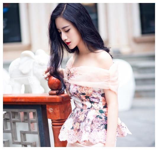 街拍:图1短裤清凉，图3性感多姿，图7短裙展现大长腿