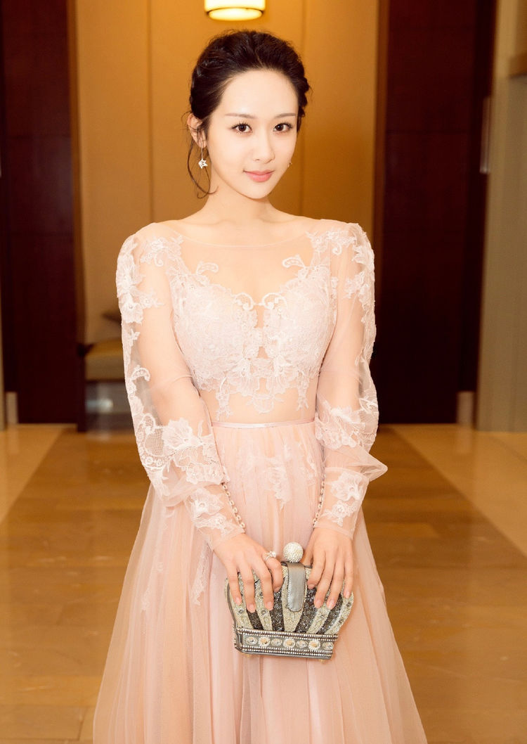 杨紫越长越美了，薄纱裙女人味爆棚，网友：女大十八变