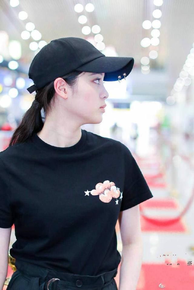 欧阳娜娜终于栽了，穿错裤子变成“大象腿”，网友：腿要比腰还粗