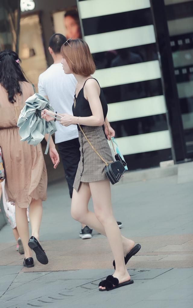 街拍，时尚穿搭展示傲人长腿，迷人潮流有魅力，你喜欢吗?