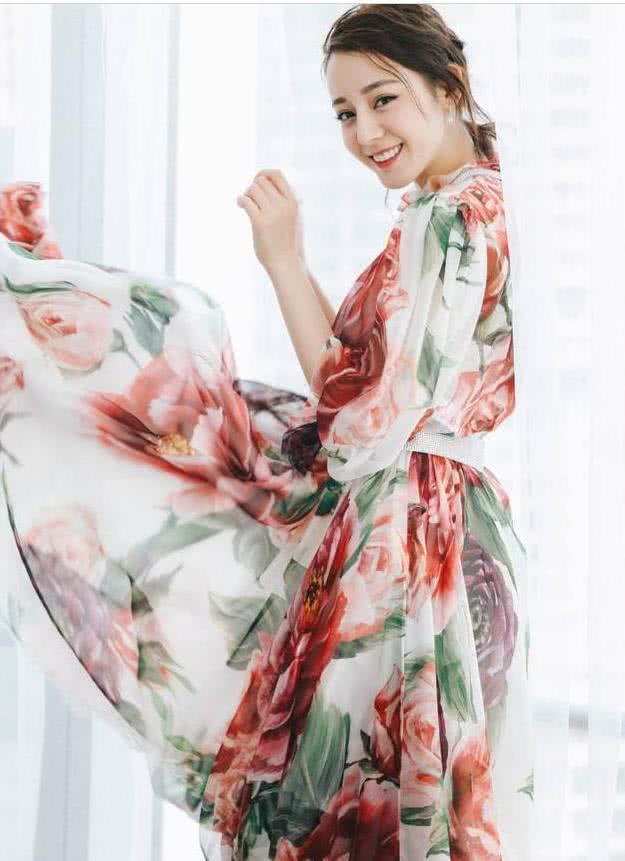 同穿大印花连衣裙，热巴美艳，程潇可爱，但凭借这一点网友都说她