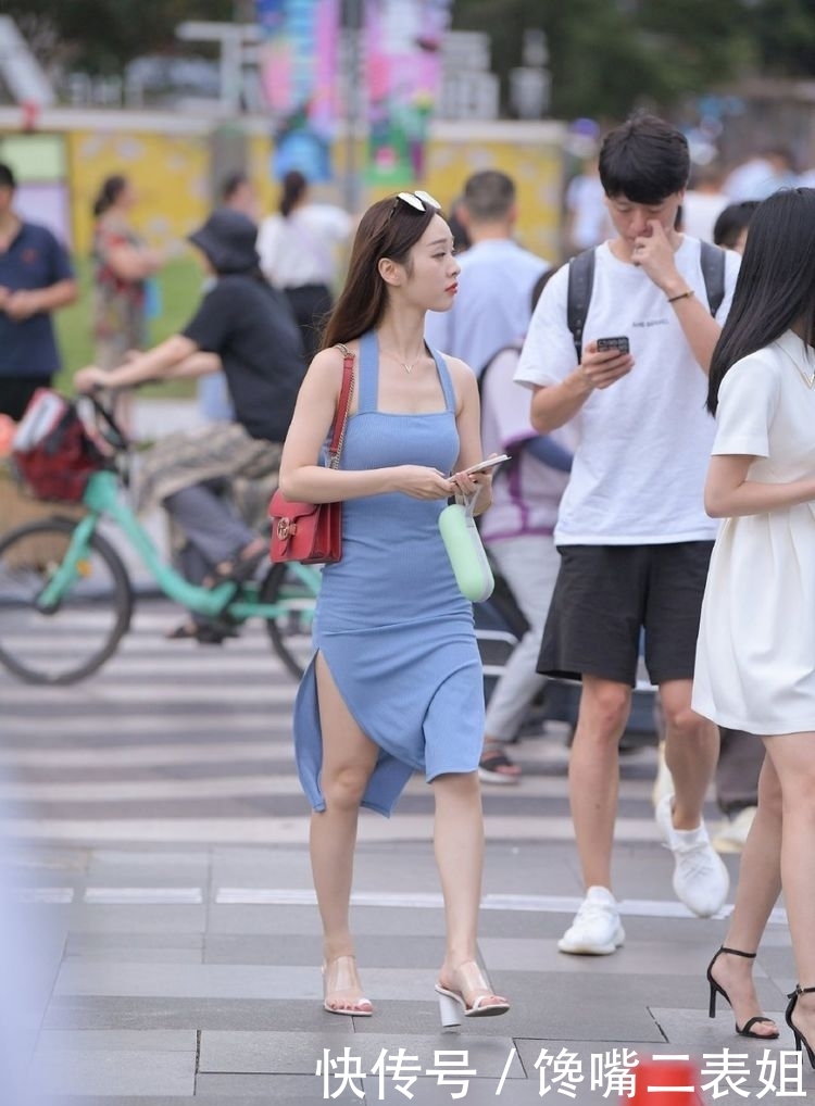# 开叉#小姐姐的蓝色开叉裙沁人心脾，街拍：蓝色才是夏天最爱的颜色