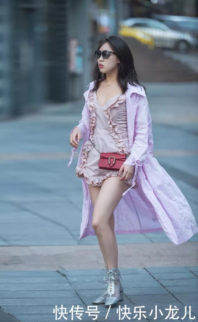 『连衣裙』街拍:美女一字带的高跟凉鞋,走路的姿态也会随之变得更加的迷人