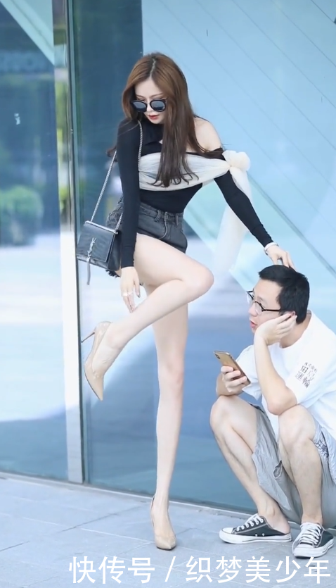  #挠痒#扶着小哥的头给自己挠痒，有考虑过别人的感受吗！