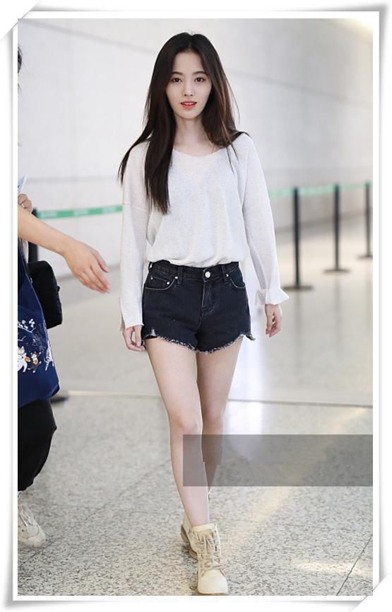 看了鞠婧祎机场照,再看看杂志照,才知道为啥都叫她四千年美女了