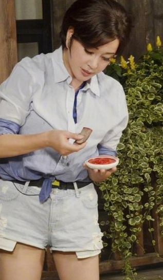 刘晓庆“够狠”，63岁还敢这样穿，网友：这身段只有20多岁吧