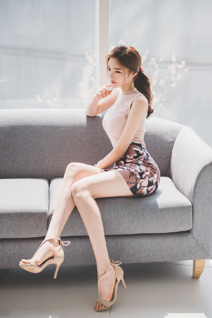 街拍：肤色的紧身衣巧搭包臀，小姐姐美的没有任何的槽点