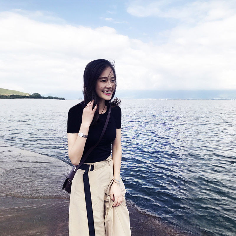 不够一米6的媳妇，出门从不穿牛仔裤，她穿小个子套装，显嫩显高