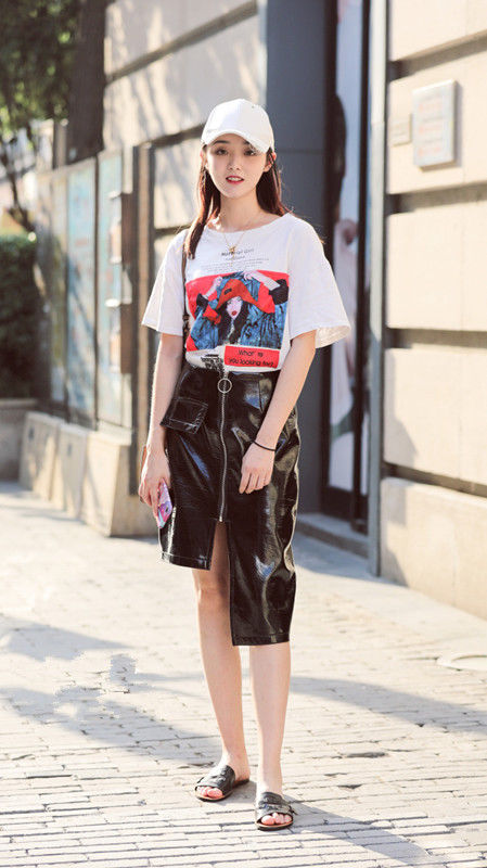 重庆街拍:穿出瘦小完美身材，紧身吊带上衣搭配高腰小脚牛仔裤