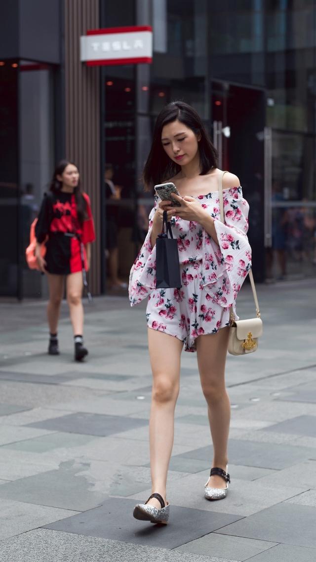 美女小姐姐纯洁漂亮白嫩肌肤，长腿女神迷人！