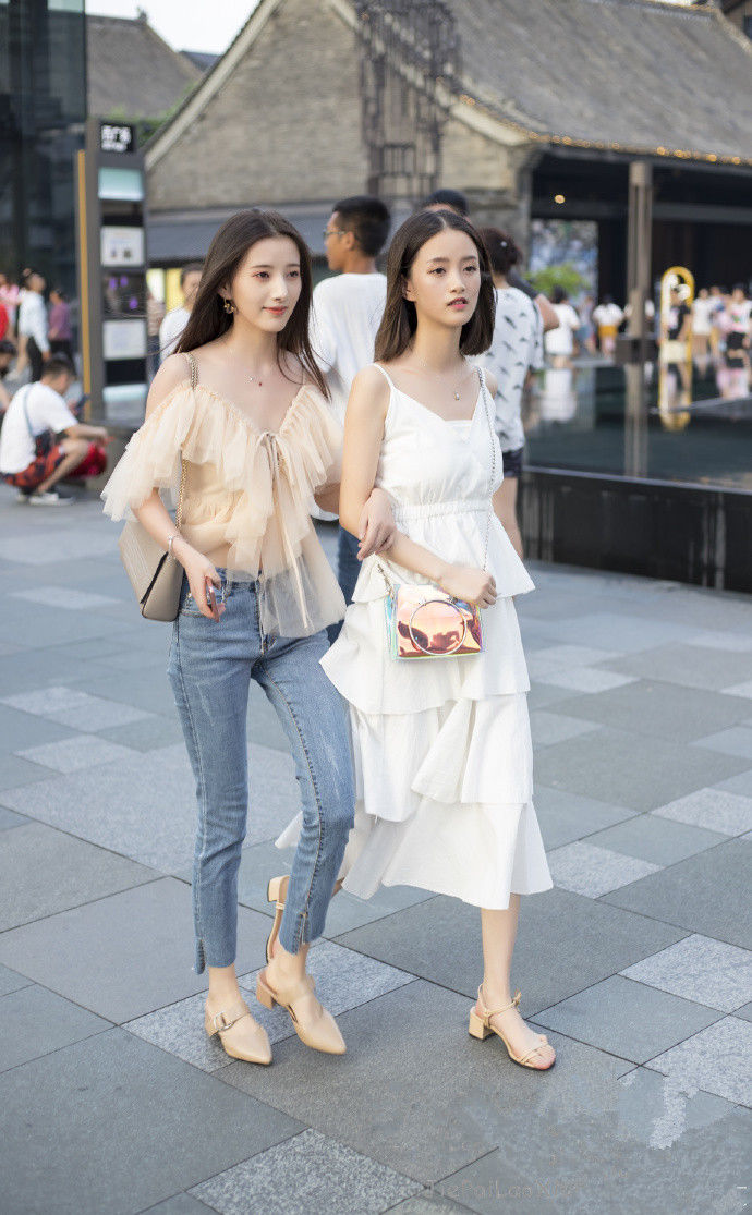 成都街拍:别致可爱的穿搭，即使在茫茫的人群中也很燃!