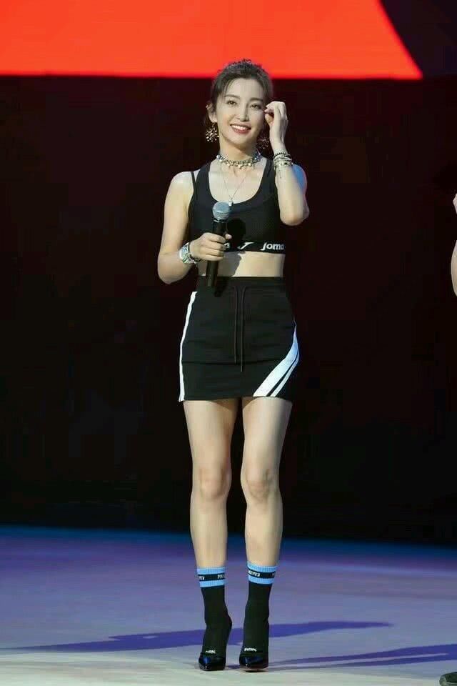 李冰冰身穿运动吊带短裙,尽显青春年轻风,可膝盖是怎么了?