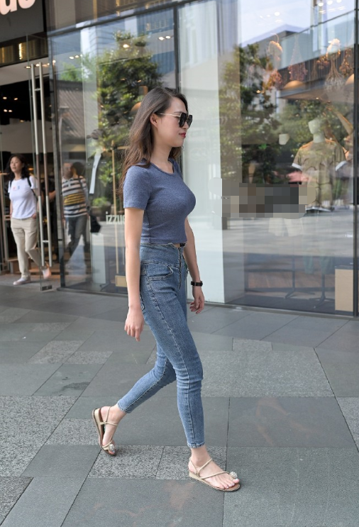  [美女]平底鞋秀出好身段, 美女全靠自己的实力!