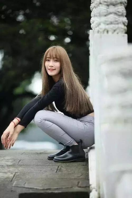 长发飘飘的靓丽女神紧身牛仔裤,秀出凹凸有致的好身材！