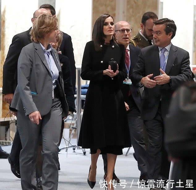 【尽显】西班牙王后出席气候峰会,一袭黑色套装,尽显时尚优雅
