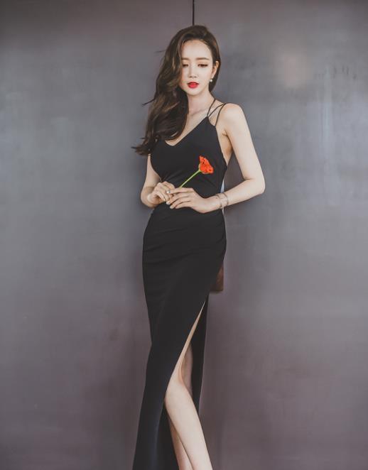 连衣裙|李妍静,一件黑色的开叉连衣裙