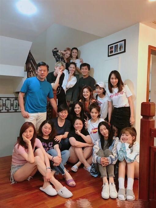 悄悄复工？成团16天爆解散 火箭少女“一张照片”破谣言