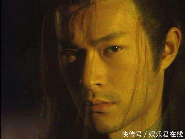 电视剧里的黑化都要上浓妆, 只有他靠一个眼神