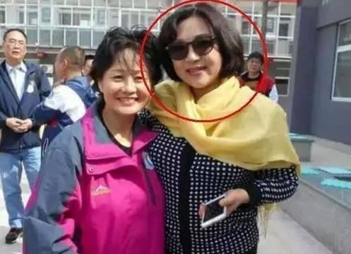  李连杰：遭李连杰背叛，带着两女儿蜗居地下室，黄秋燕的深情与哀愁