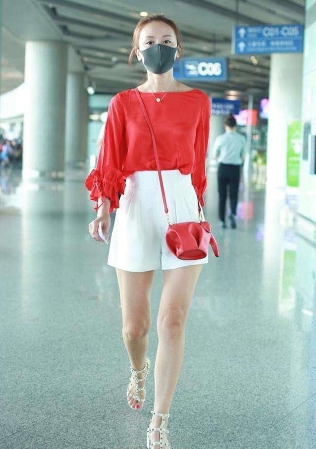 叶一茜穿红衣配白短裤现身机场，美炸了，两米大长腿百看不厌！