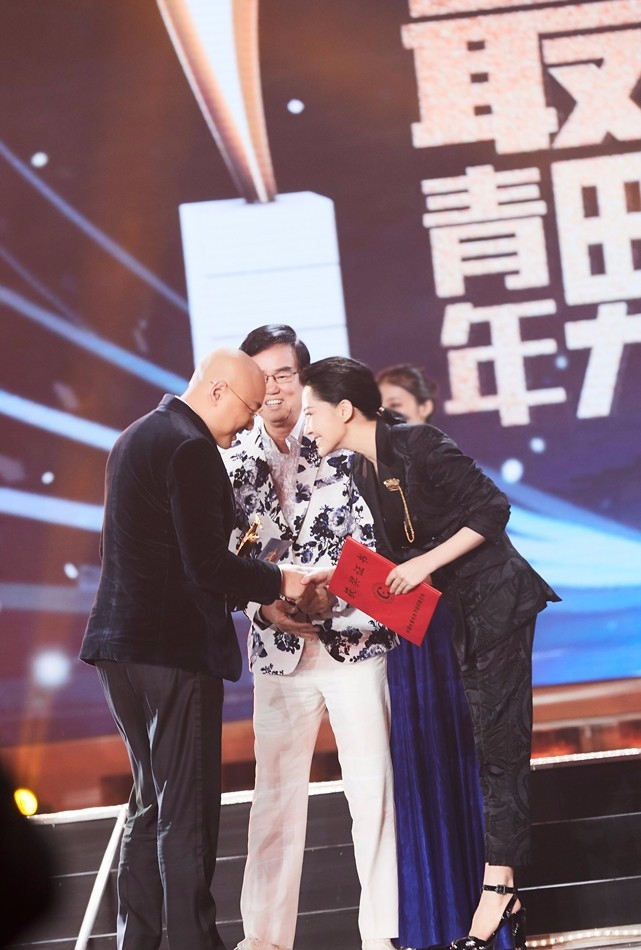 美帅！许晴西装look英姿飒爽