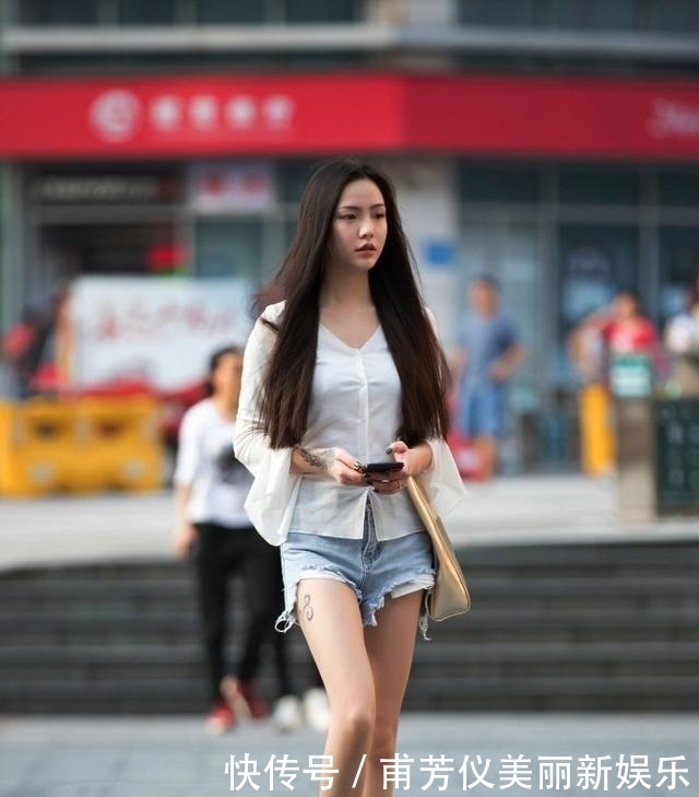 『小姐姐』街拍:黑色上衣配短裙,细长美腿遇上黑色高跟鞋,太美了