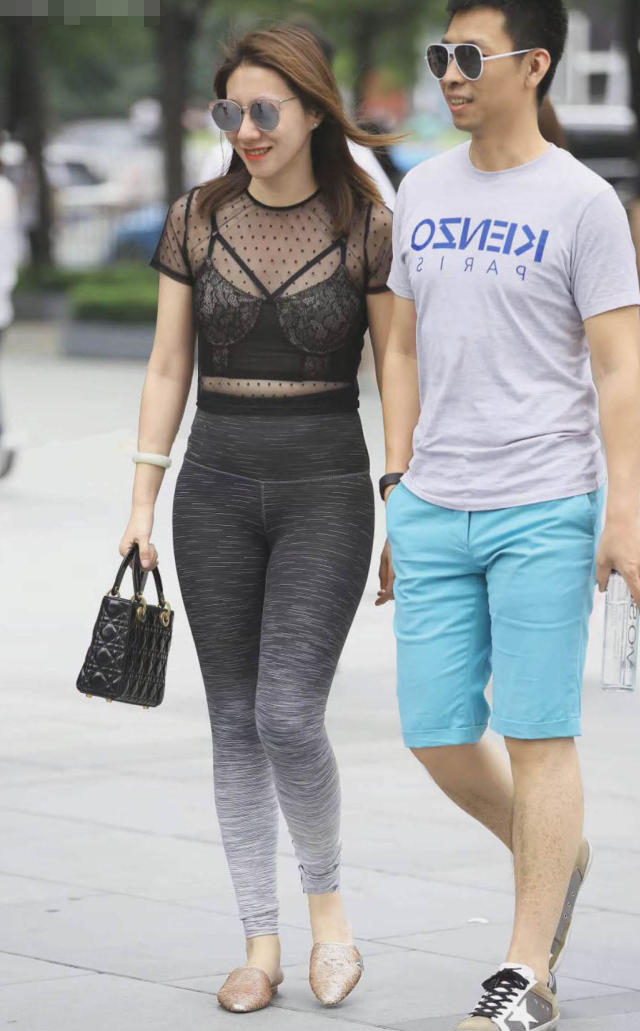 小姐姐紧身裤绷出丰腴的美腿，黑墨镜戴出霸道女总裁范，很吸睛