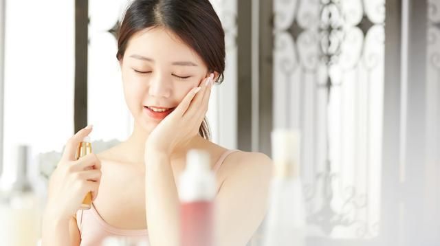  【精华液的使】水,乳液,霜,精华素,精油的正确使用顺序是什么?