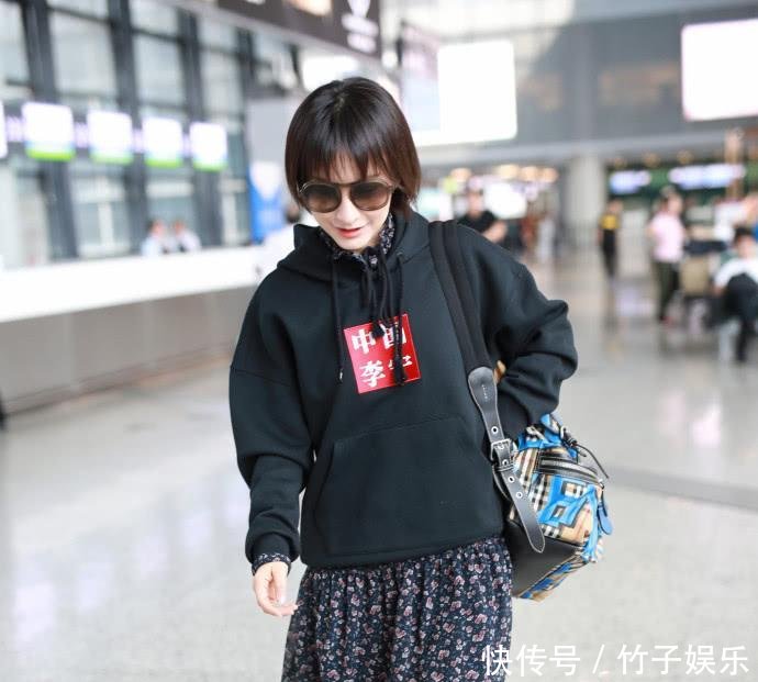 吴昕太拼了! 三伏天还穿这么厚的卫衣出门, 网友: 冷热都不分了吗