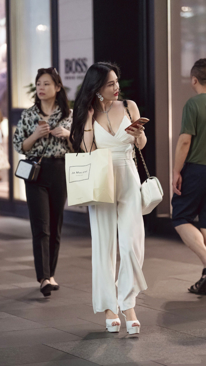 成都街拍:别致可爱的穿搭，即使在茫茫的人群中也很燃!