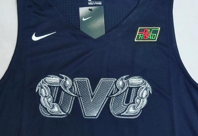 刚刚，Drake晒出了OVO x Nike联名球衣…