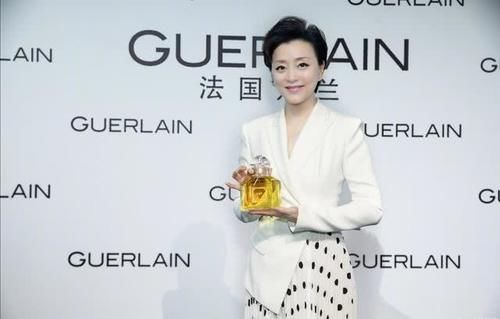  【女人】名嘴杨澜穿西装亮相，实力证明女人也能穿西服，越老越有气质