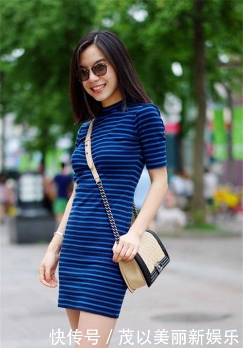 明媚|街拍:美女穿蓝色条纹紧身裙,秀出纤细长腿,明媚的笑容充满魅力