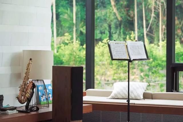 他买下30000小山头,造了一栋隐居的房子,远离城市,幽静清心