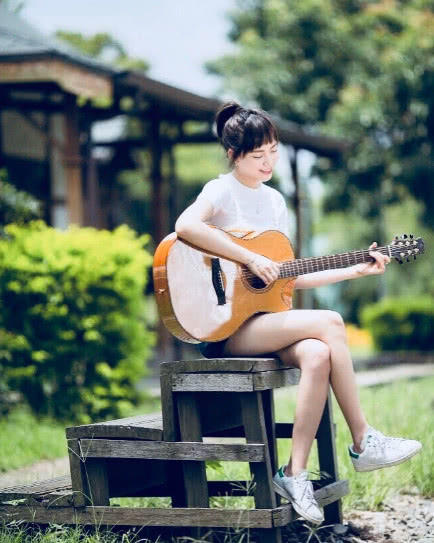 焦恩俊23岁女儿穿露脐装，网友：这刘海看起来还真是别扭