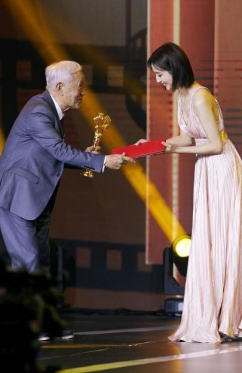 佟丽娅真是豪放！深V裙信手捏来，网友：不愧是360度无死角美女