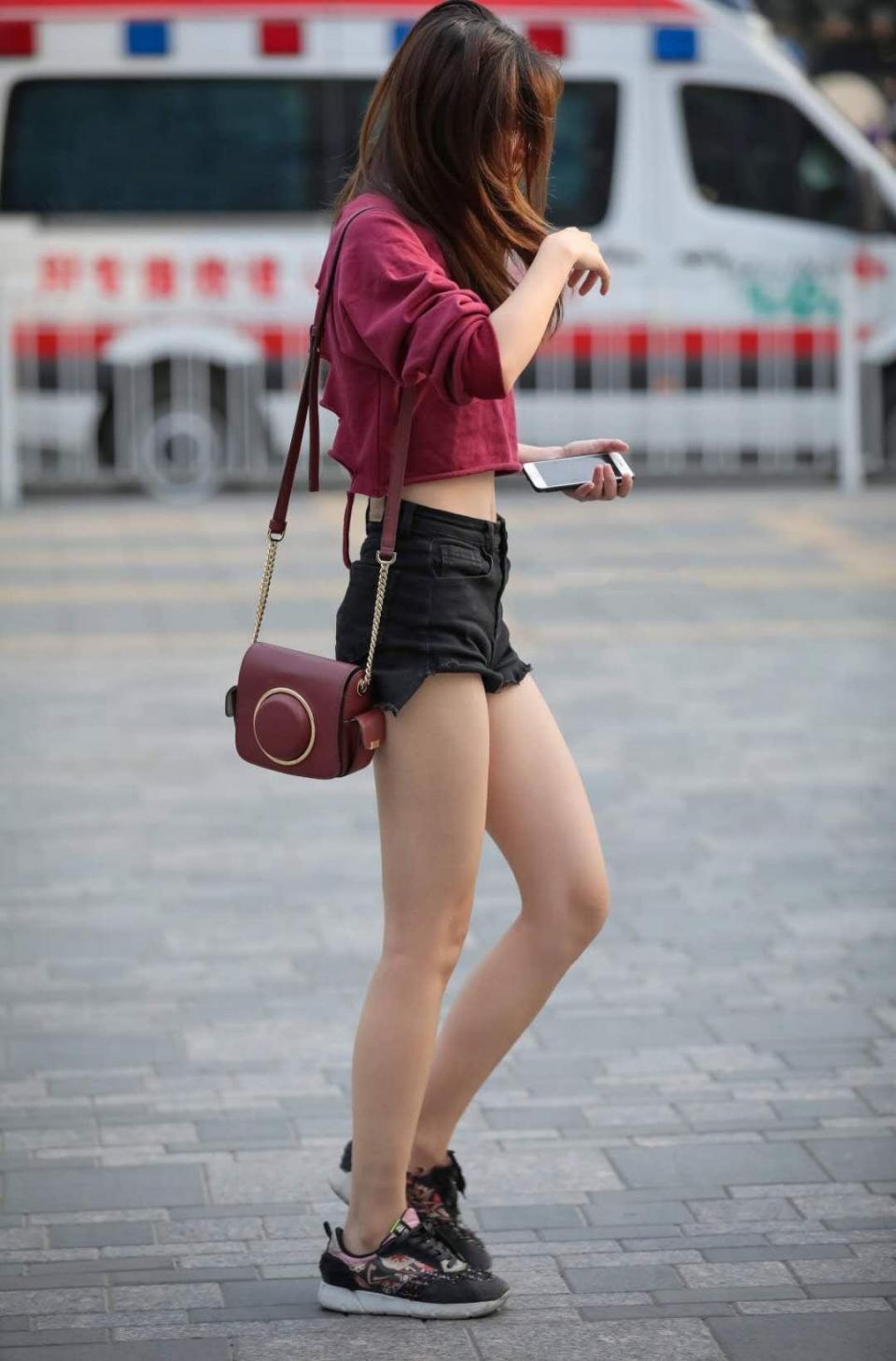 街拍：图3美女真会玩，裙子像“窗帘”，图5美女衣服像烂了