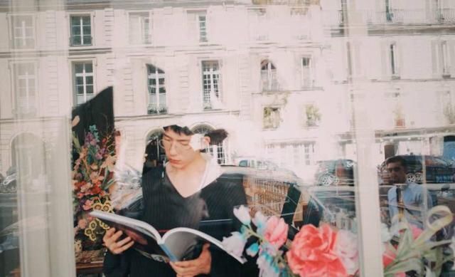 井柏然只是素颜？我一直以为他没化过妆呢，毛衣穿的尽显街头风