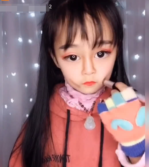 6岁小萝莉偷拿妈妈化妆品，几番努力下，竟然画成了这个模样！