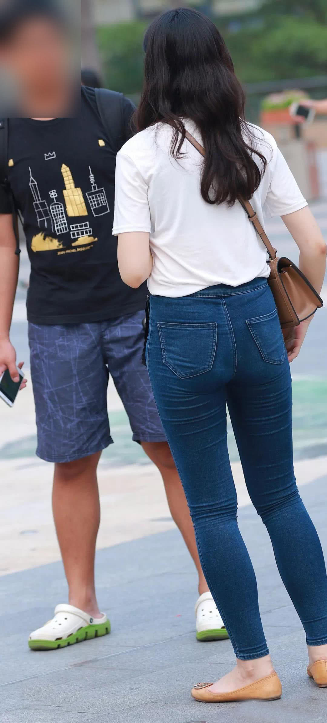 微粗的双腿穿着牛仔裤,胯宽背影更具时尚女人味