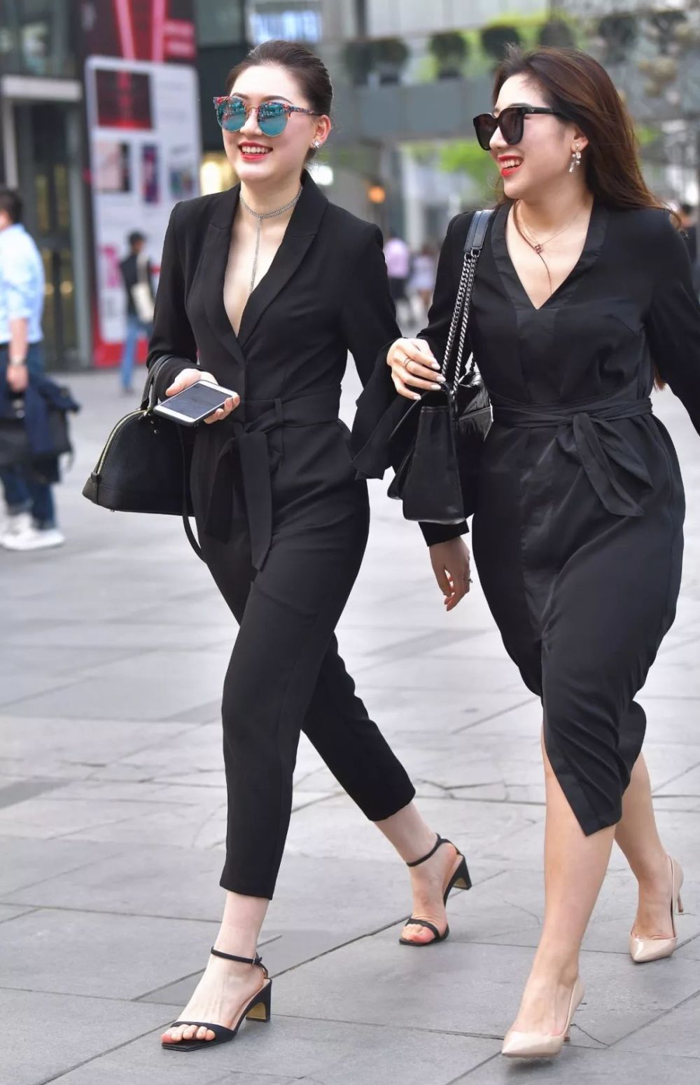 街拍美女：气质大姐姐，很开心啊