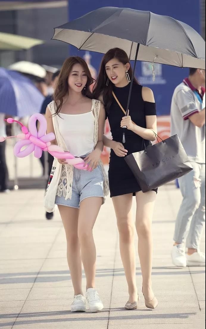 街拍：在街上光彩夺目的俏丽性感美女