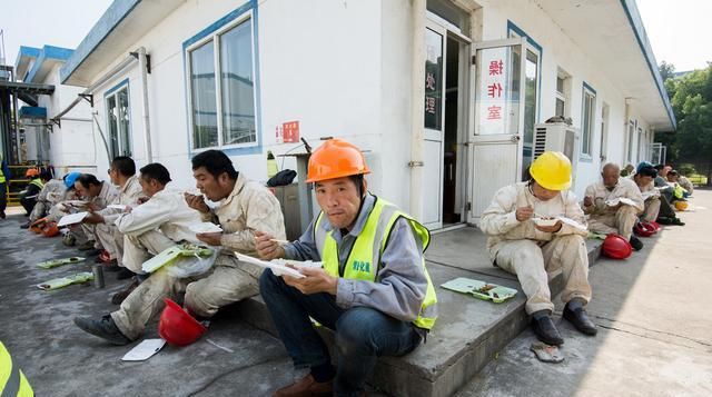  「工地上」包工头对农民工的态度：70后过于精明，80后不安稳，9