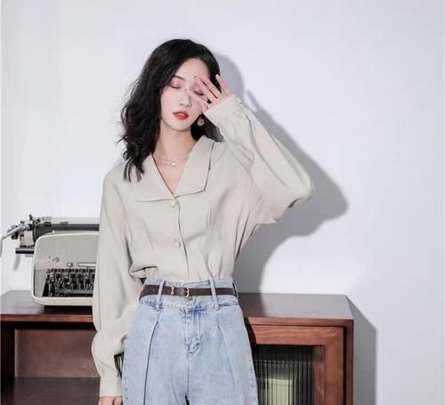  穿搭：女人衬衫不要全塞进裤子，现在流行这3种穿法，时髦高级更有范