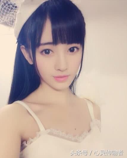 4000年一遇的鞠婧祎身穿裹胸上台，性感身材美腿吸引眼球